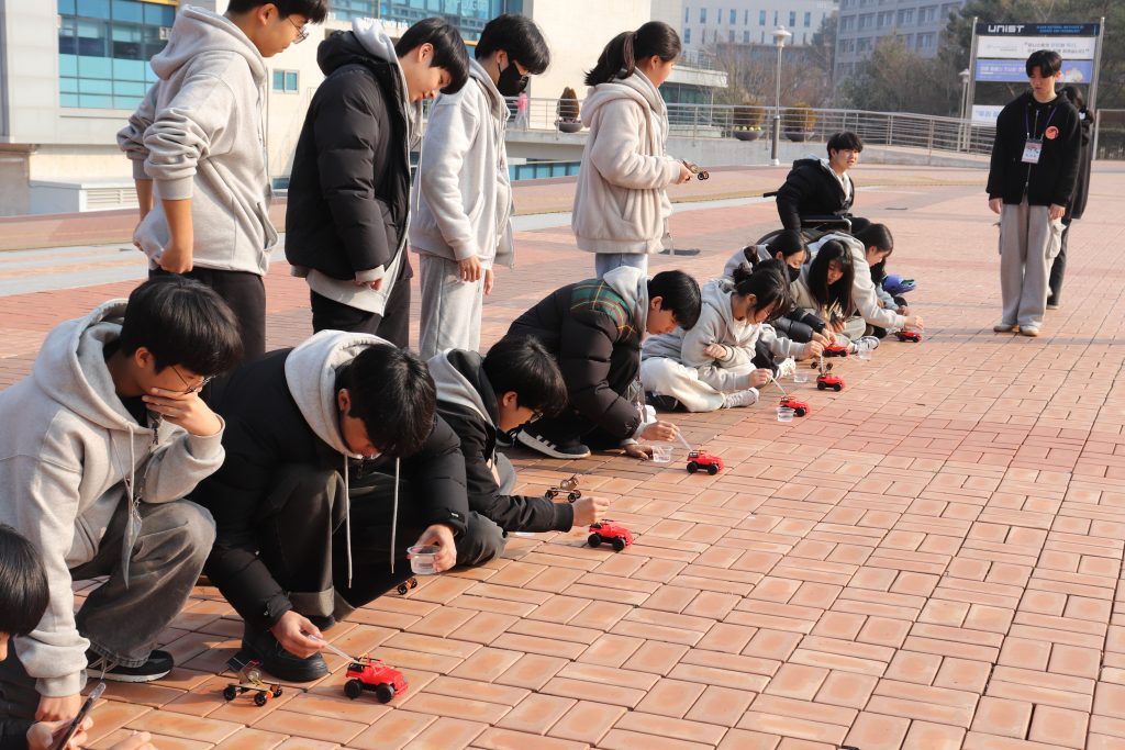 지난해 열린 'UNIST 울주군 과학 멘토링' 프로그램에 참여하고 있는 학생 모습