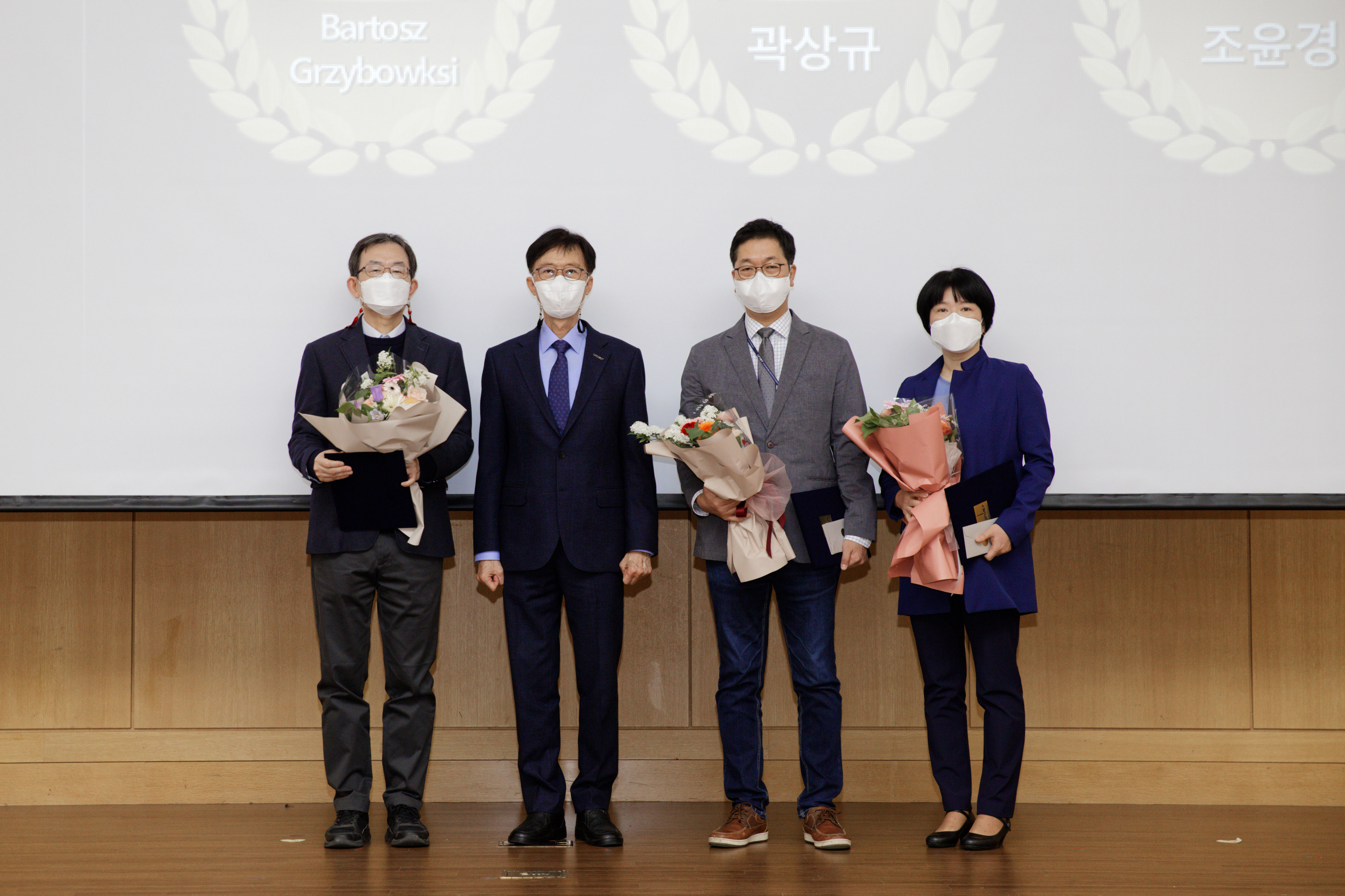 학술부문 우수교원포상이 수여됐다. | 사진: 김경채