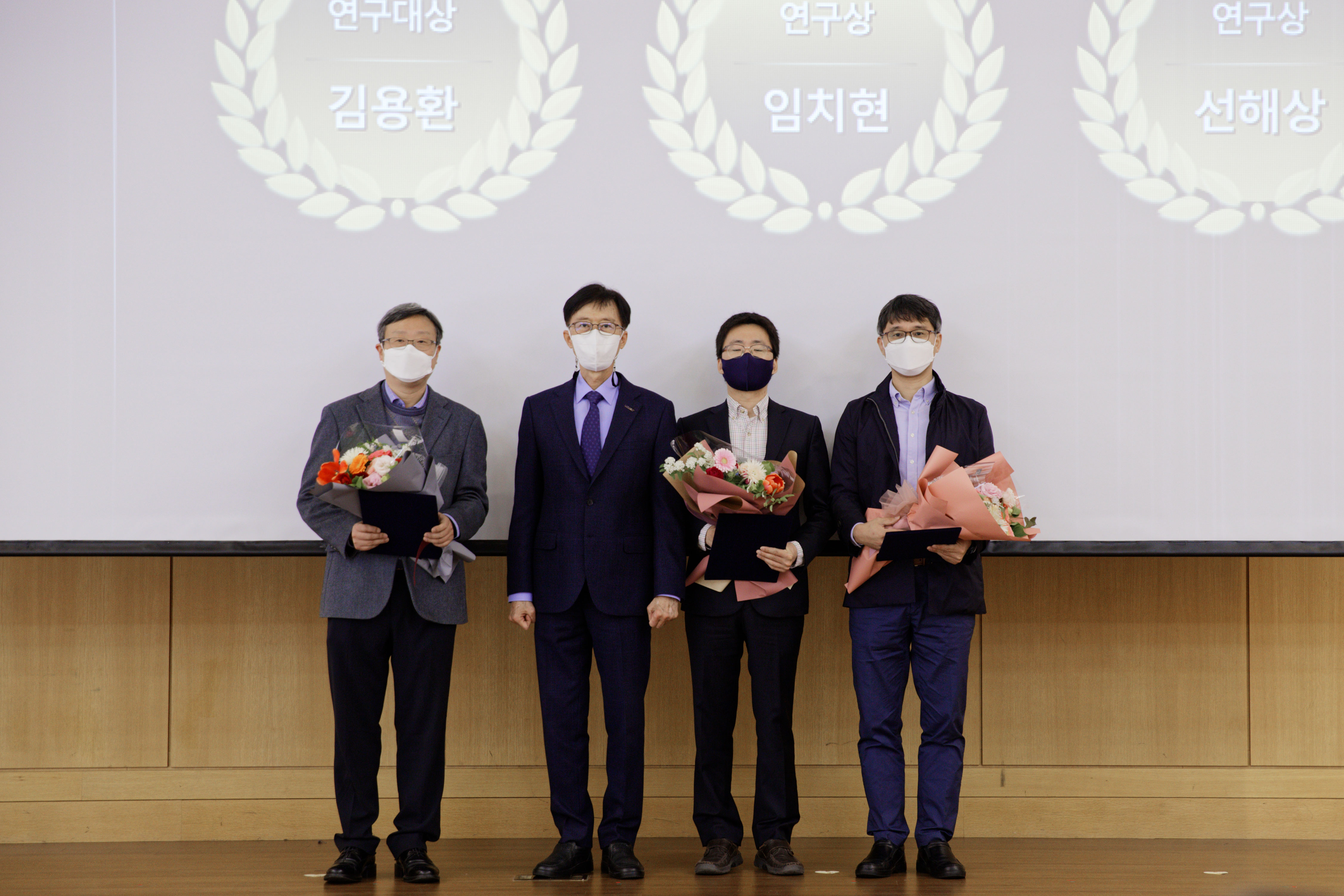 연구부문 수상자. 왼쪽부터 김용환 교수, 이용훈 총장, 임치현, 선해상 교수 | 사진: 김경채