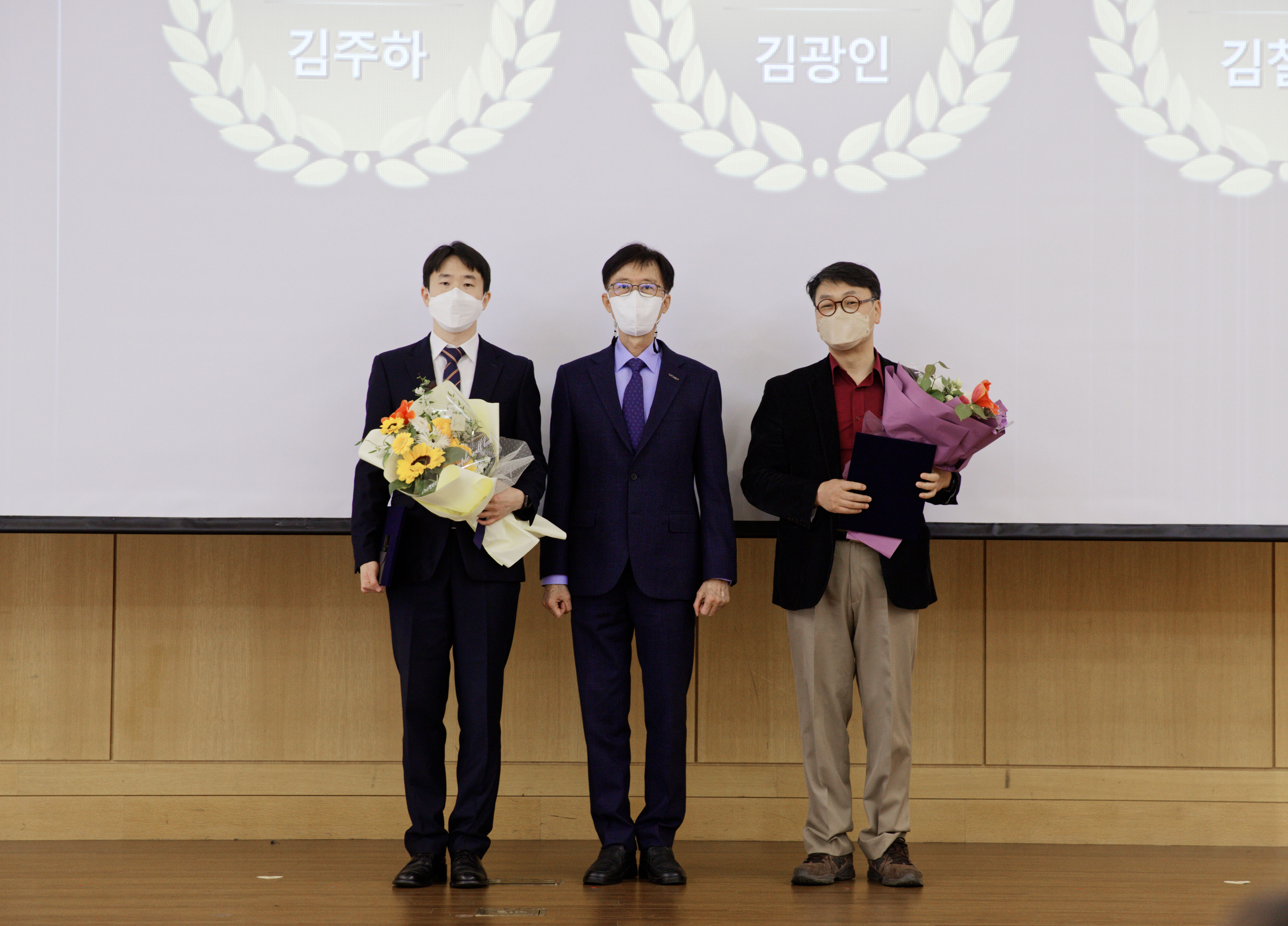 교육부문 수상자. 왼쪽부터 김주하 교수, 이용훈 총장, 김철민 교수 | 사진: 김경채