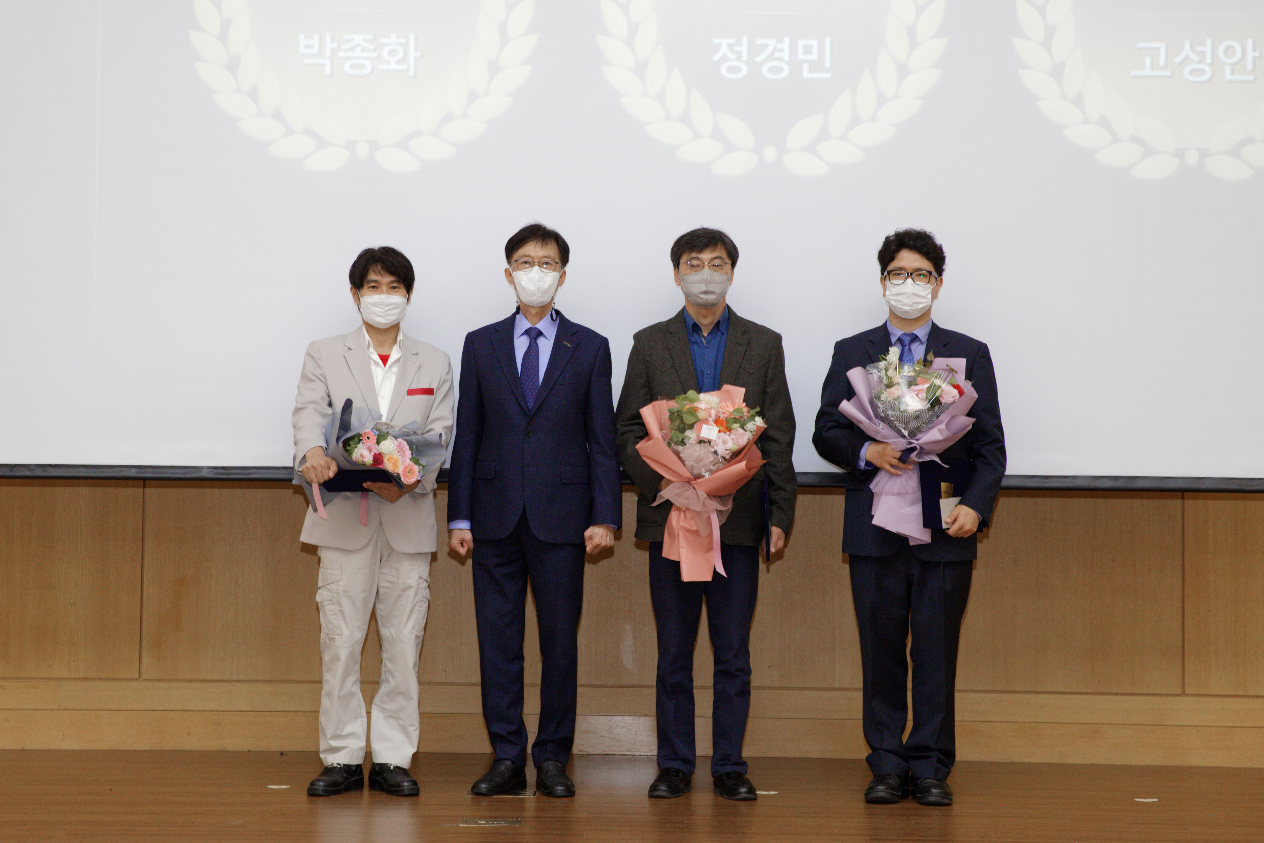 산학협력 부문 수상자. 왼쪽부터 박종화 교수, 이용훈 총장, 정경민 교수, 고성안 교수 | 사진: 김경채