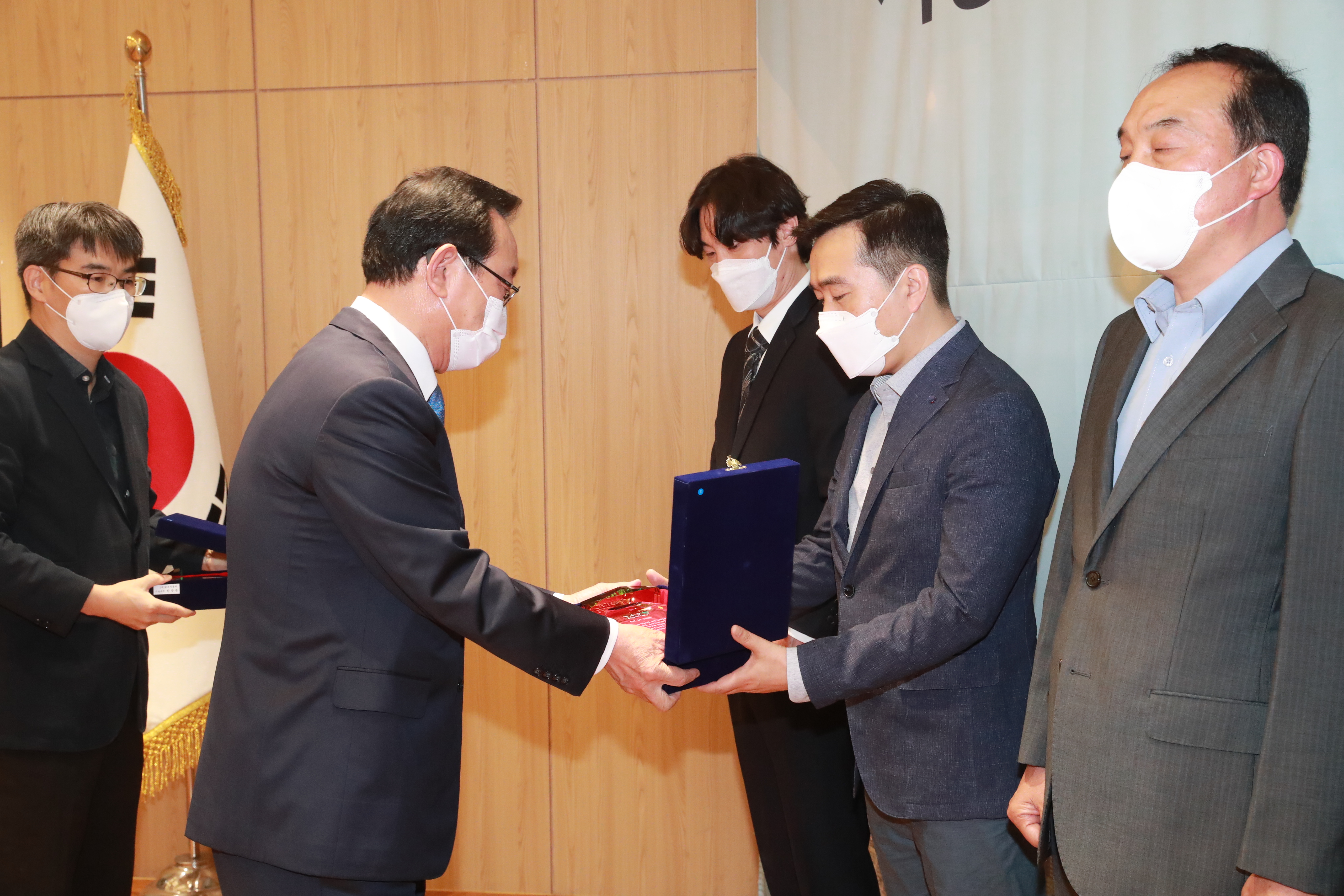 이희승 교수가 울산광역시장 표창을 받았다. | 사진: 울산광역시 제공