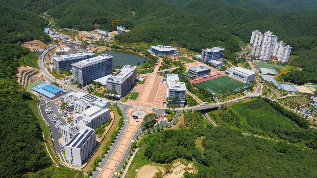 2015년 9월 28일 UNIST가 울산과학기술원으로 새로운 출발을 했다. 사진은 지난 6월 UNIST의 모습을 항공촬영한 것이다. 가막못 왼쪽 아래에 공학관과 한스쉘러줄기포연구관, 저차원탄소재료연구관 등이 자리하고 있다. 가막못 오른쪽에는 학술정보관, 경영관이 있다.