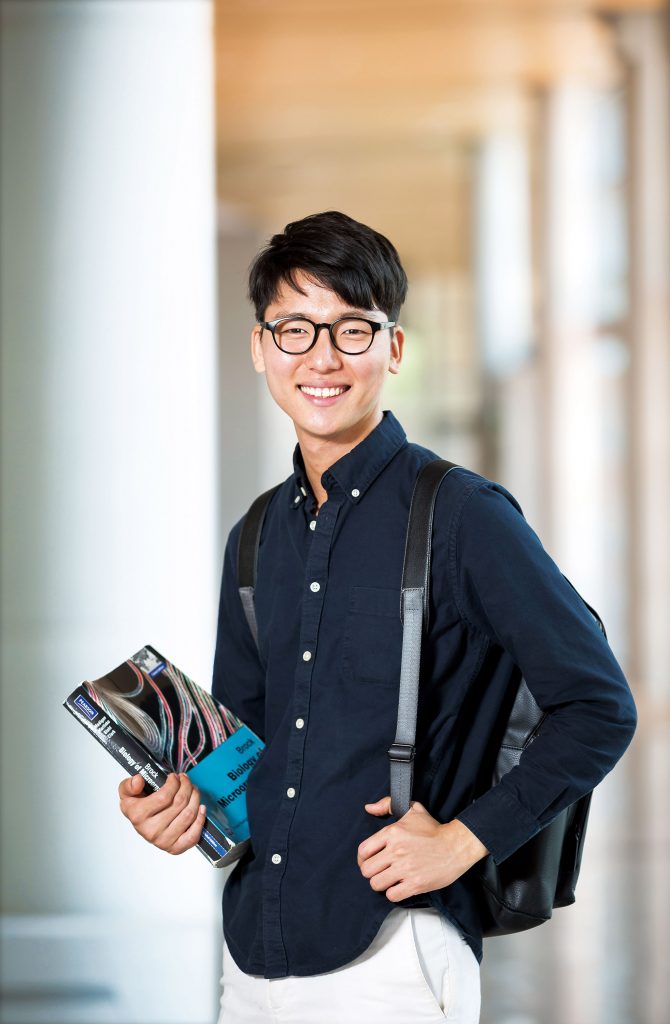 2017 페임랩코리아에서 우수상을 수상해 UNIST의 이름을 드높인 문원식 학생의 모습. | 사진: 안홍범