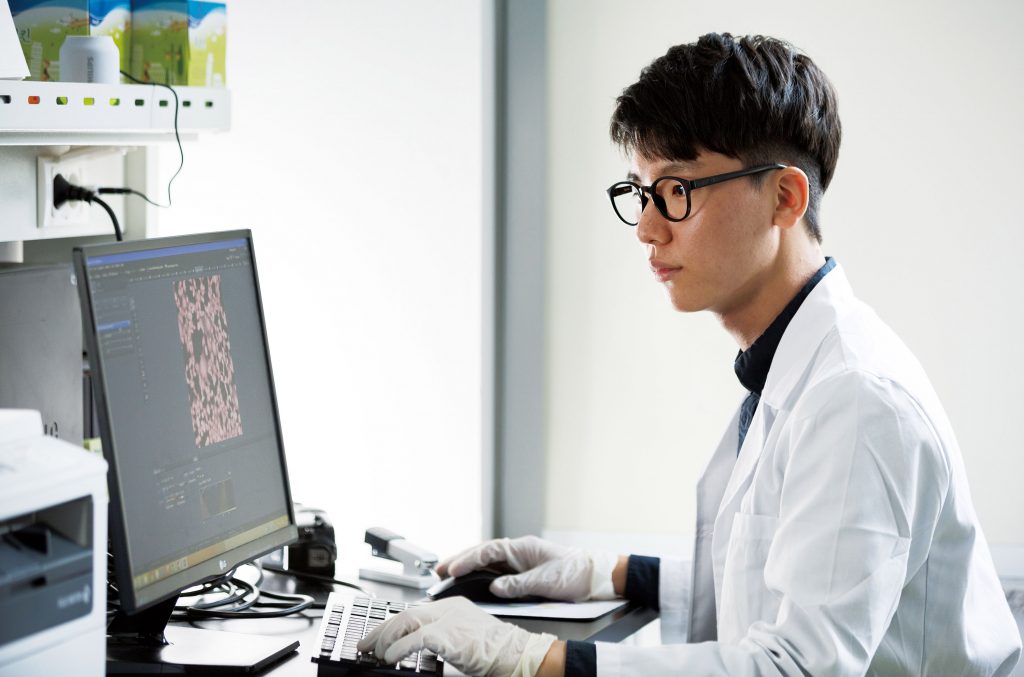 미생물 관련 책을 읽고 그 매력에 빠져든 문원식 학생은 로버트 미첼 교수팀에서 '벨로'를 연구한다. | 사진: 안홍범