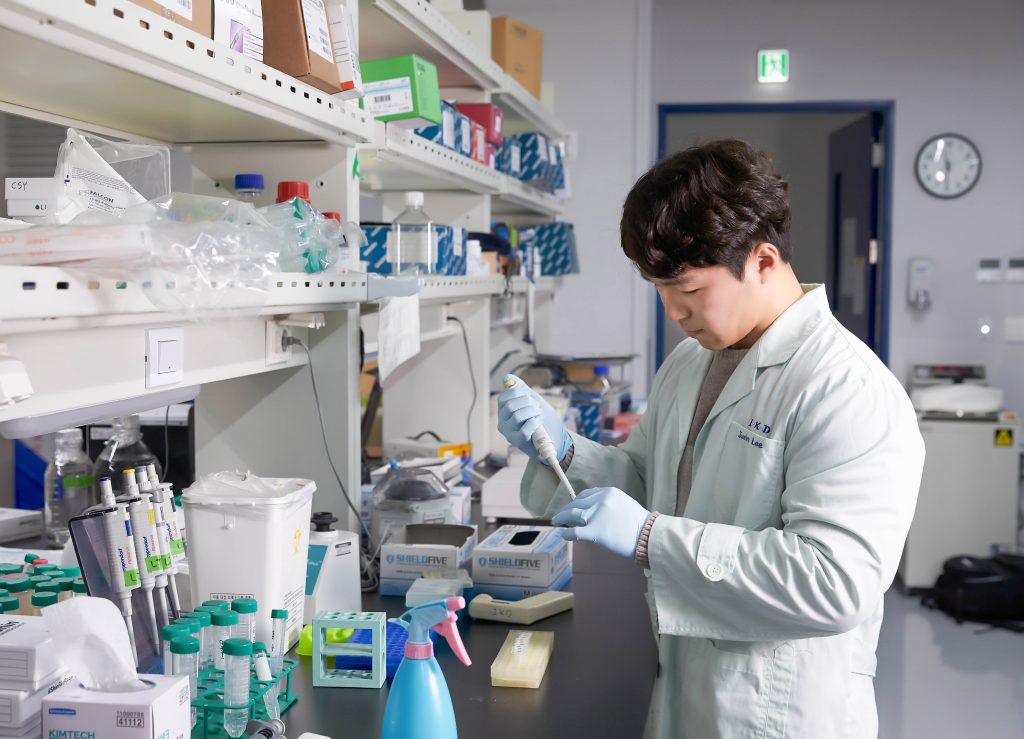 제4공학관(110동) 5층에 마련된 실험실에서 연구하는 이준호 연구원의 모습. | 사진: 김경채
