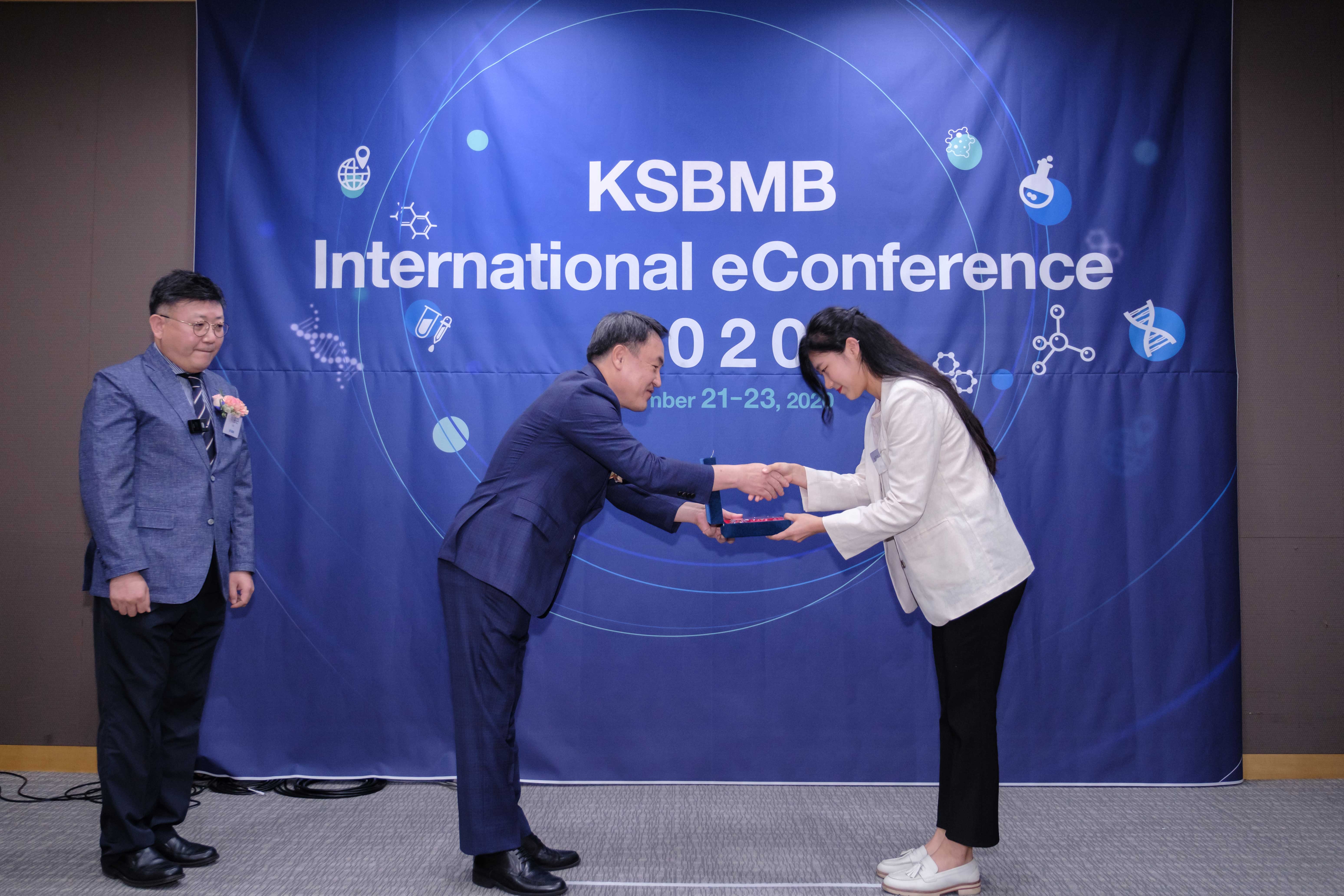 상을 전달받고 있는 박주미 대학원생 | 사진: 생화학분자생물학회 제공