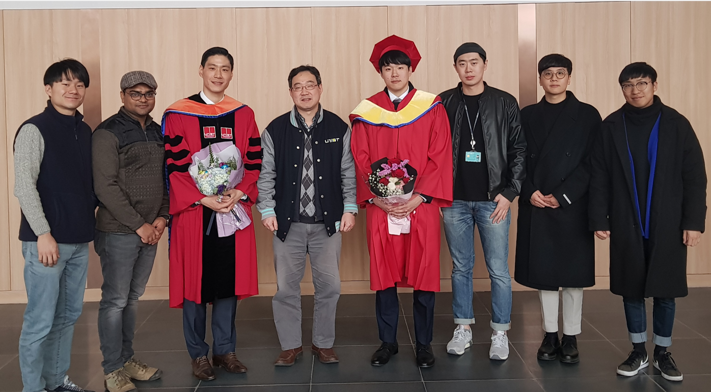 박형욱 교수팀이 2019년 학위수여식에 촬영한 사진. 교수팀이 2019년 학위수여식에 촬영한 사진. 김지수 동문(왼쪽 세번째)와 김도영 동문(오른쪽 끝)도 함께했다. | 사진: 김도영 동문 제공