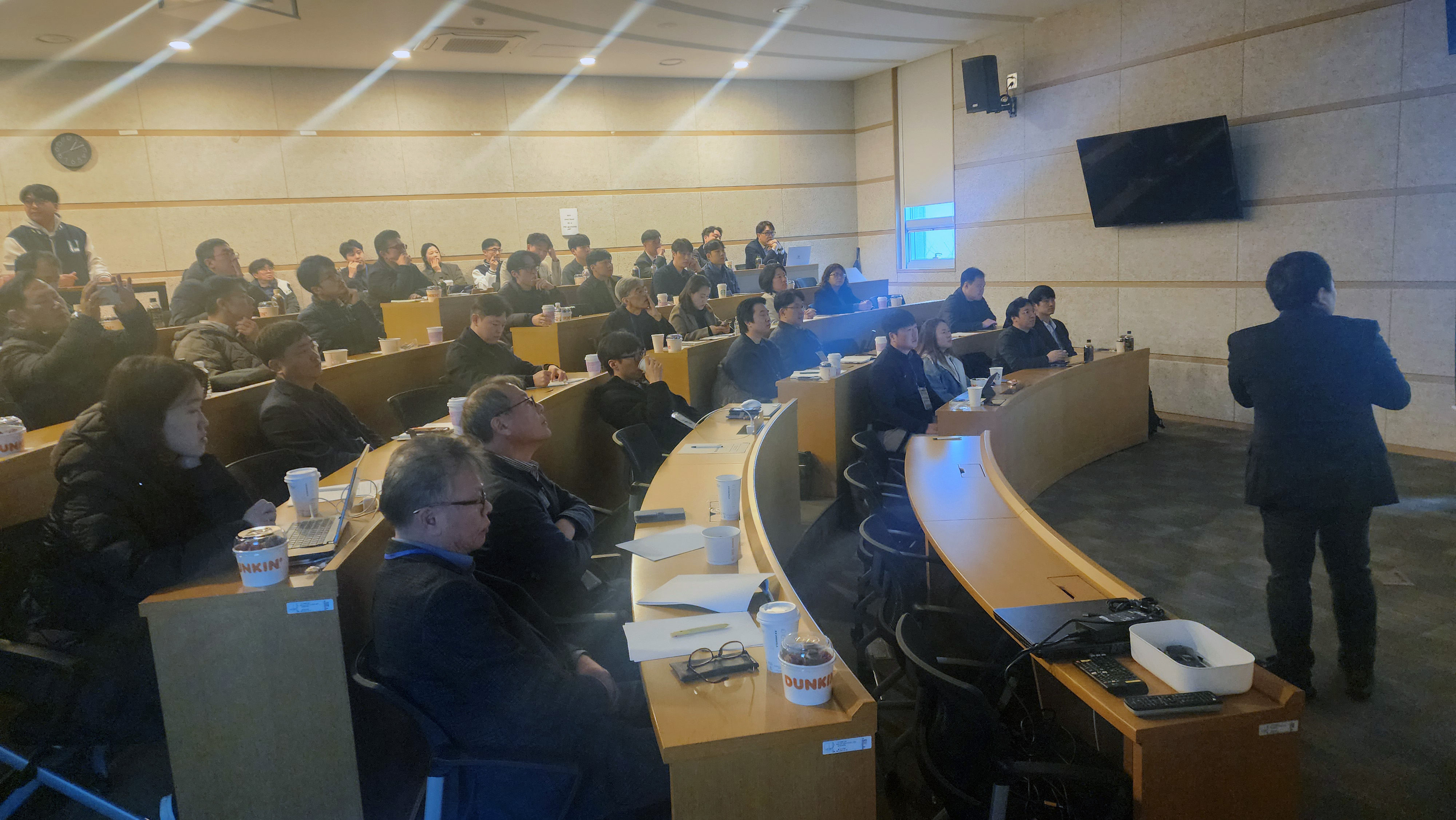 Director Namhun Kim of UNIST 3D Printing Convergence Technology Center is introducing the center's cutting-edge 3D printing equipment and support system.