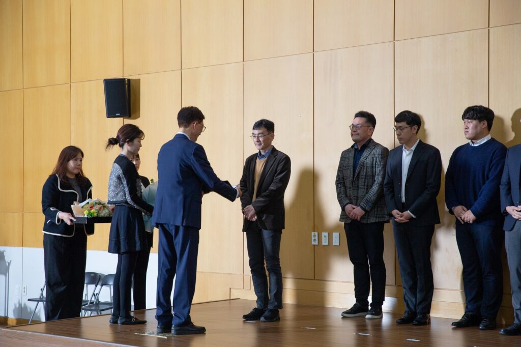 Professor Min Sup (Department of Physics) has been presented with the Grand Prize in the Education sector.