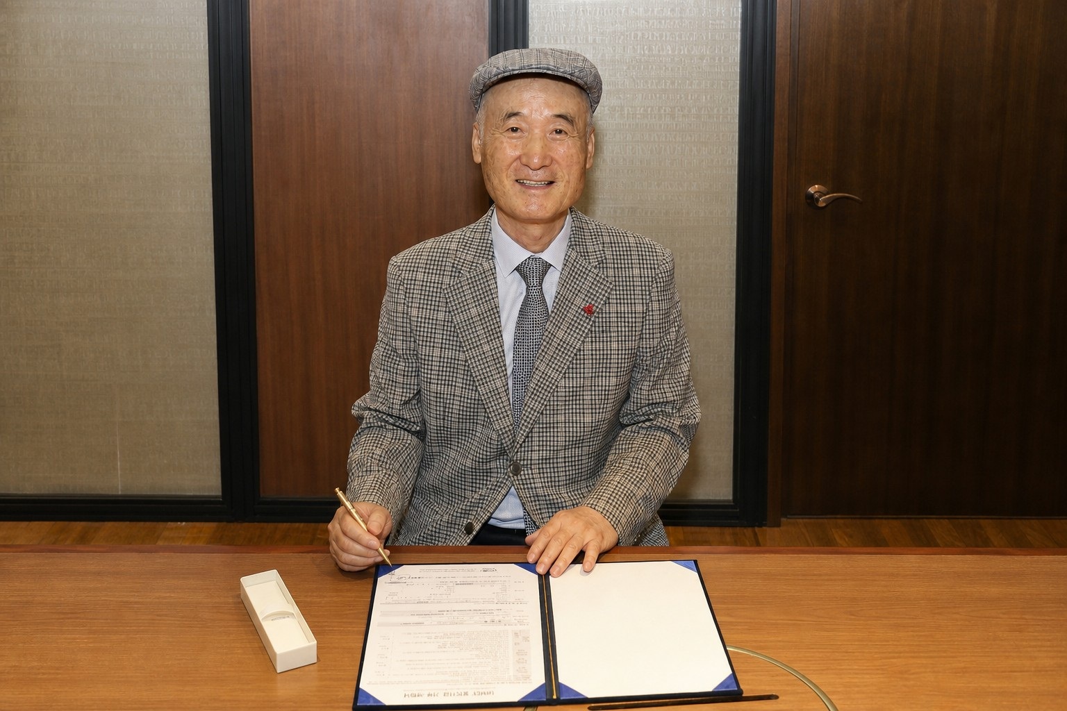 권준하 회장이 UNIST ‘미산 개척자 장학금’ 5억 원 기탁 약정서에 서명한 뒤 기념촬영을 하고 있다.