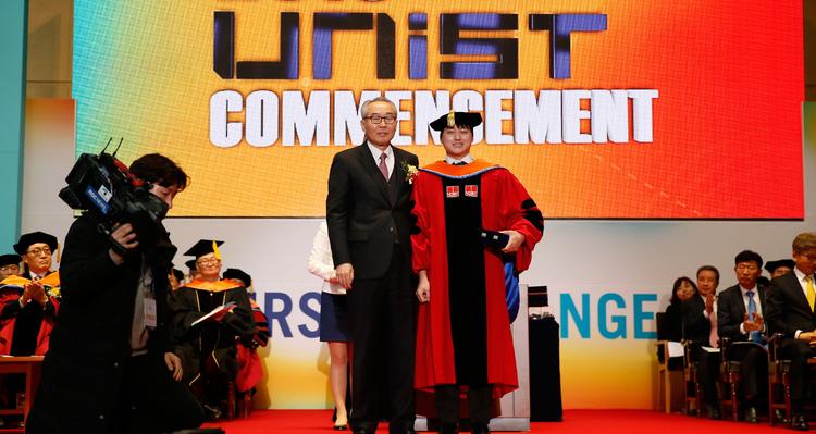 [2019 Commencement] 'Yebong Best Dissertation Award' by Former President Moo Je Cho