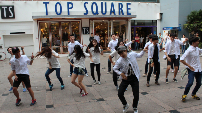 UNIST Celebrates its 6th Anniversary with Flash Mob