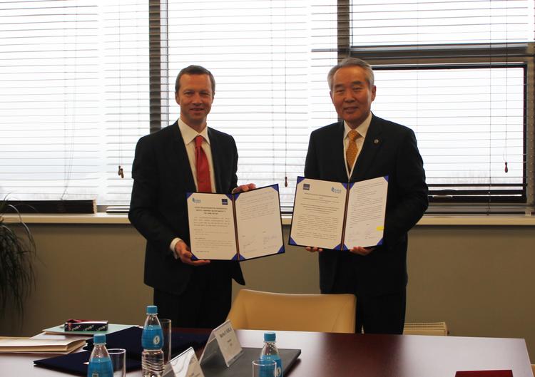 Signing Ceremony of MOU between UNIST and FEFU