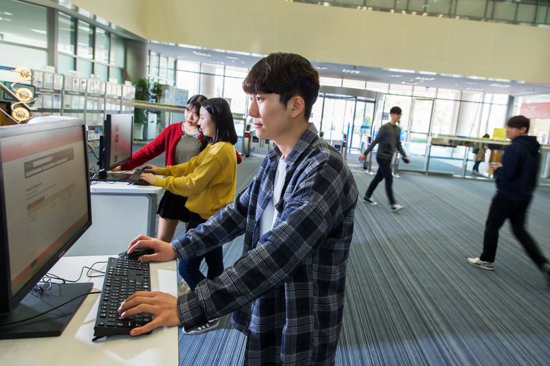 “학술정보관에선 모니터만 있어도 실습 OK!”