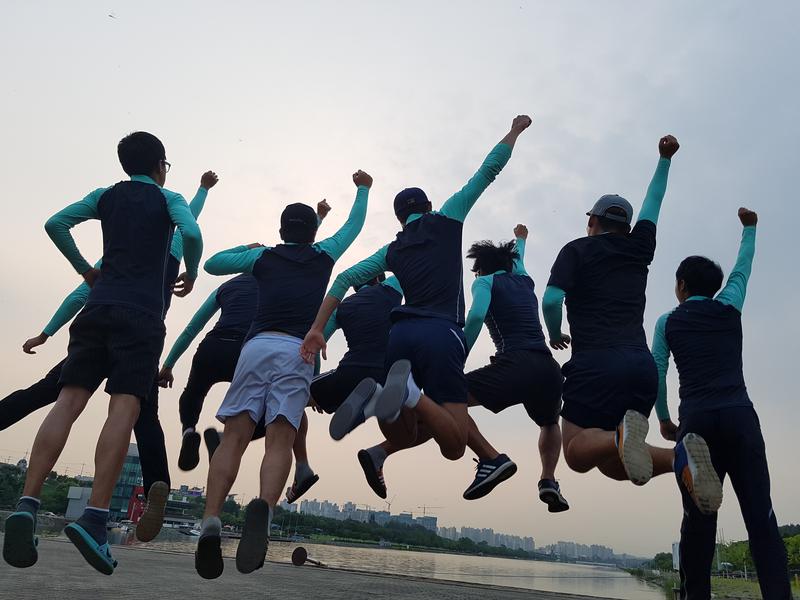 "젊음과 열정 그리고 하나된 마음으로 힘차게 노를 저어 나아가겠습니다"