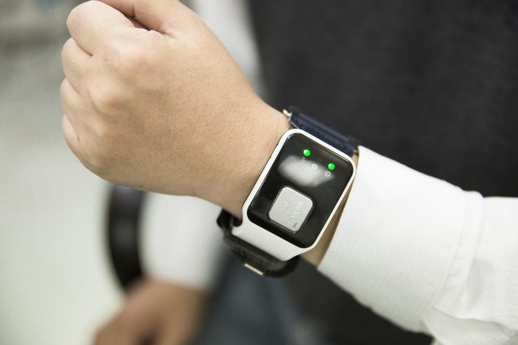 손목시계 차듯 손목에 측정기 착용해 혈압 잰다