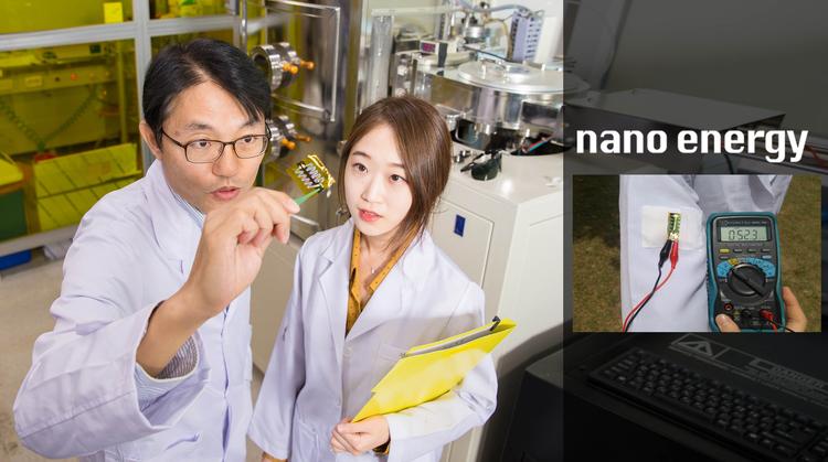 옷에 붙여 햇빛으로 전기 만든다!… ‘웨어러블 태양광-열전 발전기’