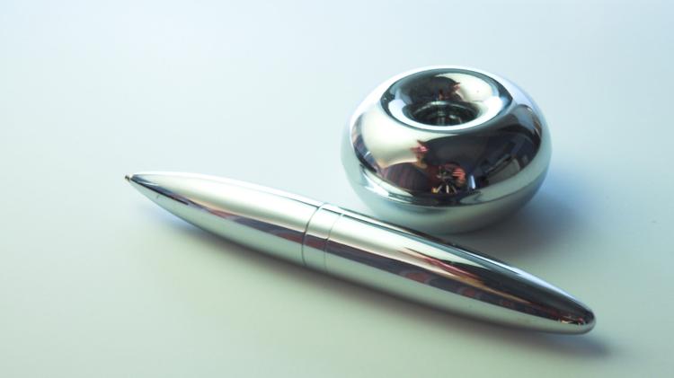 [매일시론]우주에서 쓸 수 있는 볼펜